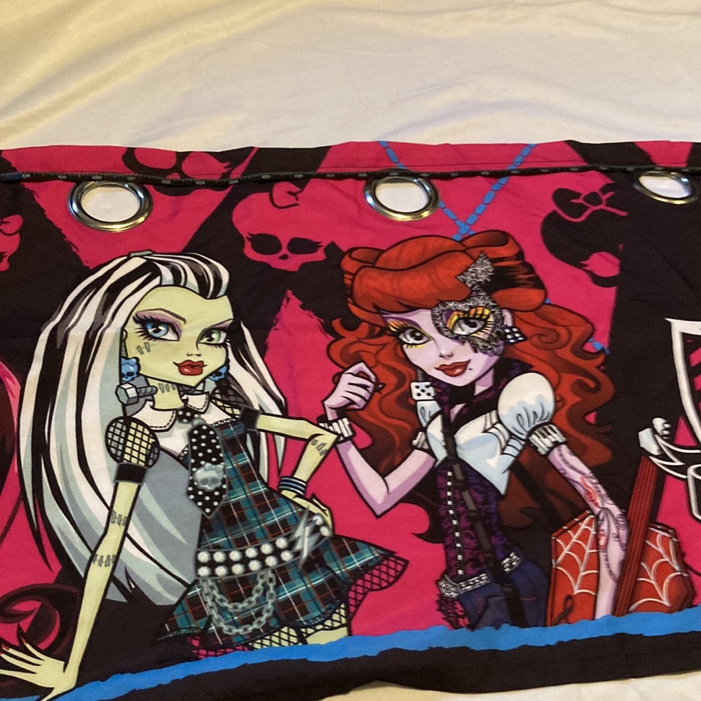 Monster High 3 pc curtain set . Tried to measure in pictures - Picture 11 of 13